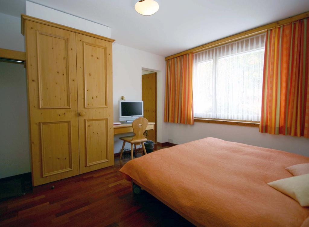 Hotel Poestli Maloja Ruang foto