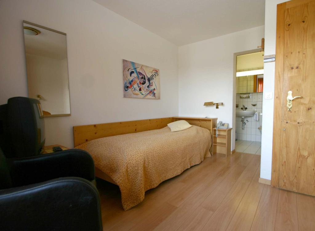 Hotel Poestli Maloja Ruang foto